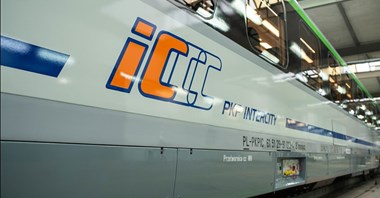 Pociąg PKP Intercity na jednym torze z towarowym w Gomunicach