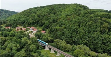 W Góry Sowie i Wałbrzyskie już rok jeździmy pociągiem [zdjęcia]