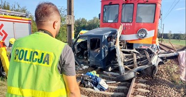 Kolejna tragedia na przejeździe kolejowym. Pod EN57 zginęły dwie osoby