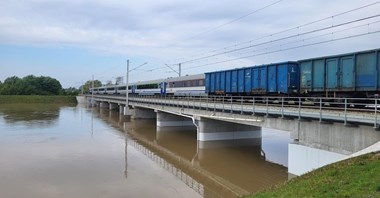 Powódź wpłynęła na punktualność pociągów pasażerskich w III kwartale 2024 r.